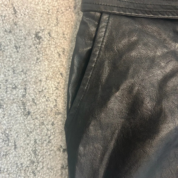 J.O.A high wasted belted barrel leg faux leather pants! Pictures no justice!Sz.M - Picture 6 of 9